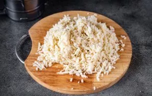 Išimkite mažesnę tešlos dalį iš šaldiklio ir sutarkuokite ją stambia tarka.