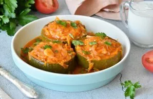 Įdarytas cukinijas patiekite su jogurto padažu, pabarstykite žolelėmis. Paprastas, aromatingas, sotus patiekalas ypač gardus, kai paruoši...