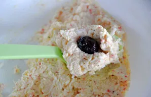 Iš antros pusės masės suformuokite rutuliukus su alyvuogėmis viduje.