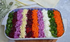 Ant salotų viršaus dėkite tarkuotas daržoves, laiškinius svogūnus ir kiaušinius, kaitaliodami sluoksnius. Palikite salotas pastovėti.