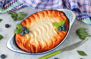 Iškeptą apkepėlę išimkite, visiškai atvėsinkite, supjaustykite porcijomis ir patiekite.