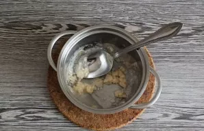 Įkaitinkite 1 šaukštą aliejaus, įberkite 1 šaukštą miltų. Maišykite.