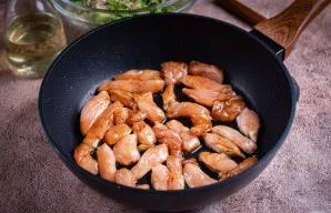 Šiuo metu vištienos gabalėliai jau marinuoti. Sudėkite juos į keptuvę, kurioje iš anksto įkaitinote 2 šaukštus alyvuogių aliejaus ant vid...