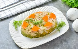 Paruoštą šaltieną patiekite ant stalo. Norint išimti iš formos, dugną trumpai panardinkite į karštą vandenį, tada apverskite ant lėkštės.