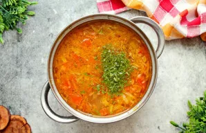 Paruoštus ščius nukelkite nuo ugnies, įdėkite smulkintų žalumynų, išmaišykite ir patiekite.