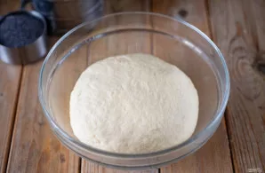 Per tą laiką paruoškite aguonų įdarą. Aguonas perplaukite, suberkite į dubenėlį ir užpilkite verdančiu vandeniu.