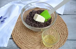 Įmaišykite į aguonų įdarą minkštą sviestą ir pusę kiaušinio baltymo.