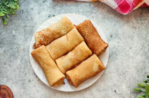 Taip paruoškite visus blynus. Galite patiekti iš karto arba papildomai apkepinti.