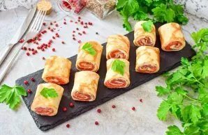 Patiekite iškeptus blynus su lašiša.