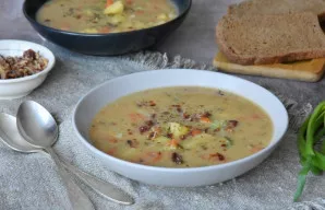 Sriubą išpilstykite į lėkštes ir įdėkite susmulkintos šoninės gabalėlių. Jei norite aštresnio skonio, galite įberti žiupsnelį aitriosios ...