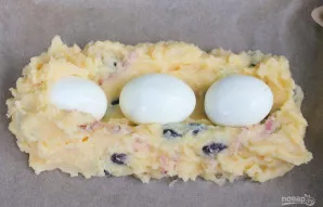 Į įdubą dedame virtus kiaušinius.