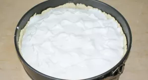 Šaukštu (arba konditeriniu maišeliu) dėkite morengą. Kepkite pyragą orkaitėje 30 minučių, 180 °C temperatūroje.