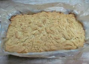 Kepkite pyragą apie 30 minučių 190 °C temperatūroje.