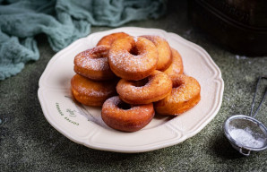 Atvėsusias spurgas pabarstykite cukraus pudra ir patiekite.