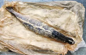 Įdėkite skardą į įkaitintą orkaitę ir kepkite 35–45 minutes, priklausomai nuo žuvies dydžio. Iškepusią išimkite ir palikite 10 minučių, k...