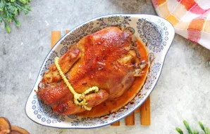 Į kepimo formą įpilkite šiek tiek vandens ir dėkite vištą, uždenkite kepimo folija. Formą statykite į įkaitintą orkaitę ir kepkite 2-2,5 ...