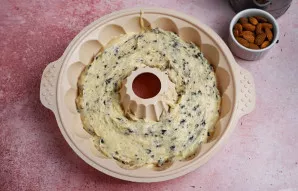 Tešlą sudėkite į silikoninę formą ir kepkite iki 180 °C įkaitintoje orkaitėje 35-40 minučių.