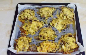 Iškepusi mėsa šiek tiek sumažės ir gražiai apskrus. Išimkite skardą iš orkaitės.