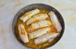 Užpilkite suktinukus karštu padažu iš kitos keptuvės. Palikite troškinti ant silpnos ugnies maždaug 15-20 minučių. Jei reikia, įpilkite š...