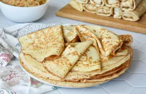 Iš šio kiekio tešlos išeina apie 17 blynų, kurių skersmuo 24-26 cm.