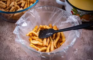 Patogią formą išklokite maistine plėvele ir pirmiausia sudėkite saują apkepintų tešlos gabalėlių, užpilkite porą šaukštų sirupo, viską iš...