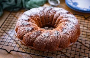 Iškeptą pyragą atvėsinkite, pagal skonį pabarstykite cukraus pudra ir patiekite prie stalo.