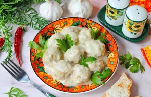 Frikadelės pieno padaže paruoštos. Patiekite jas iškart. Skanaus!