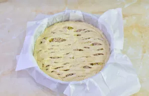 Viršų uždenkite mažesniąja tešlos dalimi. Pyrago viršų aptepkite tryniu, pienu arba augaliniu aliejumi. Kepkite iki 180 °C įkaitintoje or...