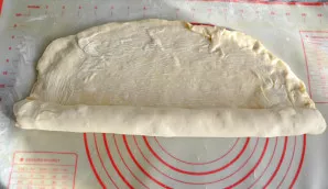 Visus keturis tešlos lakštus susukite į tvirtą ritinį. Ypač atsargiai ir sandariai sukite pradžioje per visą ilgį, kad kepant tešla neiši...