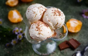 Galiausiai galite ragauti paruoštus ledus. Patiekite kaušelius ledų gražiose indeliuose, pabarstę tarkuotu šokoladu.