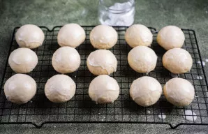 Dabar kiekvieną karštą meduolį panardinkite į glajų ir dėkite ant grotelių, kad nubėgtų perteklius. Glajus ant meduolių labai greitai sus...