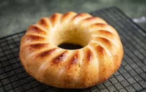 Kepkite pyragą iki 180 laipsnių įkaitintoje orkaitėje 35–40 minučių. Perkelkite gatavą pyragą ant grotelių ir leiskite atvėsti.