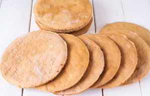 Galiausiai gavosi 10 apvalių 16 cm skersmens korų. Atvėsę jie tampa kieti ir trapūs.