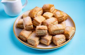 Iškepusius sausainius sudėkite ant lėkštės ir šiek tiek atvėsinkite.