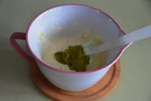 Supilkite 120 g grietinėlės ir išmaišykite silikonine mentele. Plakti nereikia. Galiausiai įmaišykite pistacijų pastą.