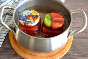 Paruoštą pomidorų pastą sudėkite į stiklainius. Tokią pastą galima porcijomis užšaldyti arba konservuoti įprastu būdu. Stiklainius su pom...