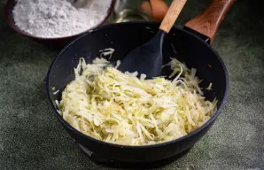 Kepimo keptuvėje įkaitinkite augalinį aliejų, sudėkite kopūstus. Kepkite ant vidutinės ugnies, nuolat maišydami mentele, kol suminkštės i...