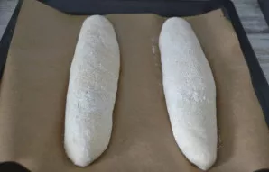 Po kildinimo atsargiai perkelkite ruošinius ant kepimo popieriumi išklotos skardos siūle žemyn. Galite pasinaudoti plona pjaustymo lenta.