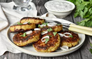 Švelnūs, skanūs ir sultingi kotletai paruošti — patiekite su bet kokiu garnyru ar salotomis.