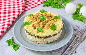 Prieš patiekdami papuoškite salotas žalumynais.