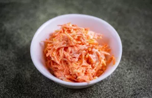 Išmaišykite. Pirmasis tartaletių įdaras paruoštas.