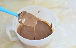 Šokoladinė masė taps šiek tiek tirštesnė ir šviesesnė.