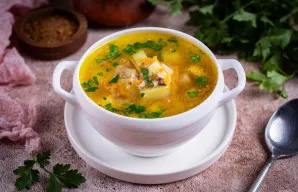 Paruoštą sriubą supilkite į lėkštes ir įberkite smulkintos mėgstamos šviežios žolelės.