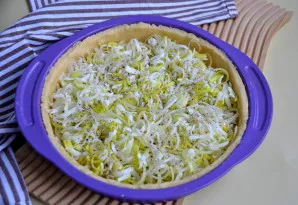 Į formą sudėkite sūrio ir porų įdarą, pagal skonį pasūdykite ir pabarstykite pipirais.