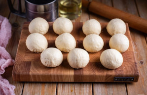 Visą tešlą padalinau į dalis po 70 gramų ir suformavau rutuliukus.