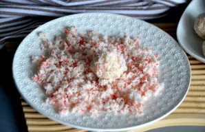 Rutuliukus su alyvuogėmis apvoliokite sutarkuotose krabų lazdelėse.