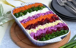 Dabar salotos paruoštos patiekimui - jos atrodo nepaprastai patraukliai!