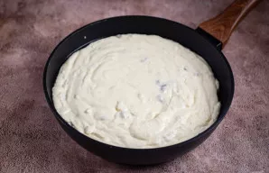 Aukštomis kraštinėmis keptuvę patepkite augaliniu arba sviestu ir sudėkite visą varškės masę. Keptuvę uždenkite dangčiu ir kepkite ant ma...