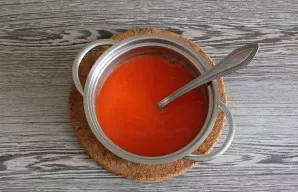 Supilkite ištirpintą pomidorų pastą. Įpilkite dar pusę stiklinės vandens. Gerai išmaišykite, kad neliktų gumulėlių. Kaitinkite ant viduti...