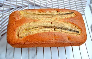 Kepkite pyragą 180 °C temperatūroje režimu „viršus-apačia“ 50 minučių, kol iškeps. Ar iškepęs pyragas, patikrinkite mediniu iešmeliu. Atv...